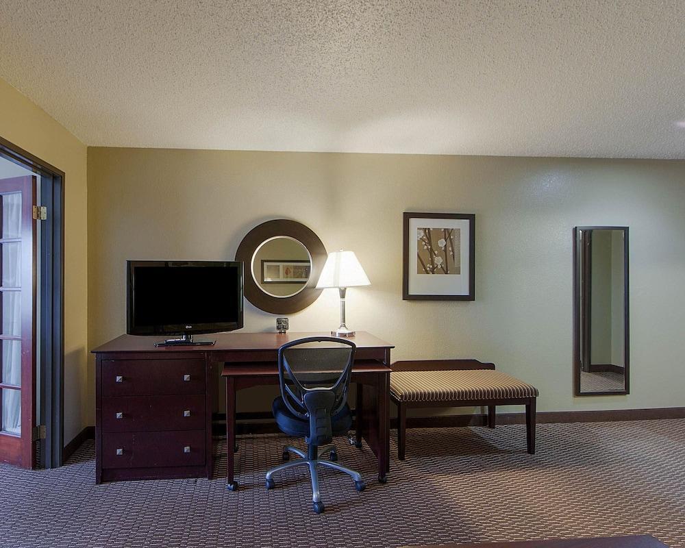 Quality Suites Addison-Dallas Exterior photo